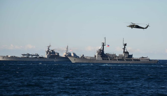 Máy bay trực thăng theo dõi mọi diễn biến hành trình trên biển