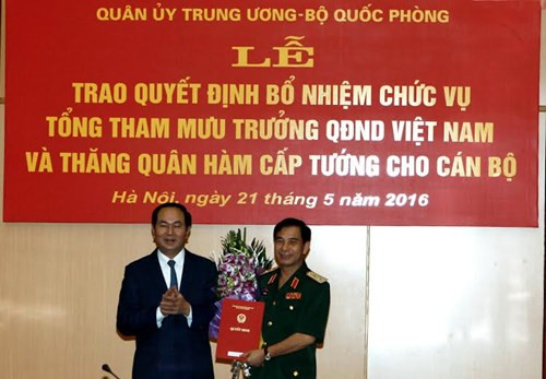 Chủ tịch nước Trần Đại Quang trao quyết định bổ nhiệm cho Trung tướng Phan Văn Giang. Ảnh: QĐND