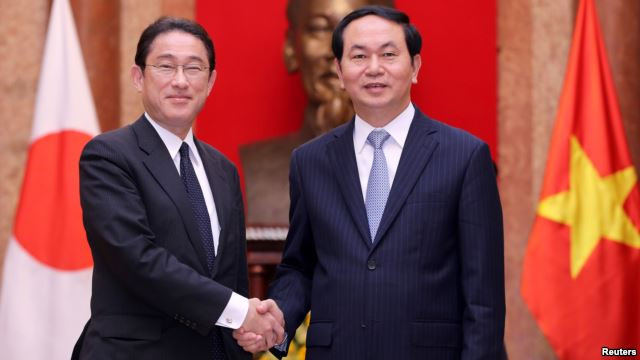 Ngoại trưởng Nhật Fumio Kishida và Chủ tịch nước Trần Đại Quang tại cuộc gặp ở Hà Nội ngày 6/5