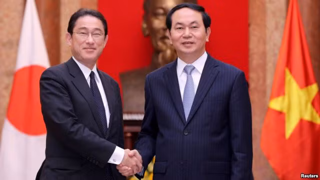 Ngoại trưởng Nhật Fumio Kishida và Chủ tịch nước Trần Đại Quang tại cuộc gặp ở Hà Nội ngày 6/5