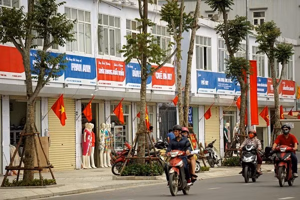 Việc quy biển quảng cáo hết về hai màu chắc chắn sẽ khiến các doanh nghiệp không thể giữ màu sắc trong đăng ký nhãn hiệu với Cục Sở hữu trí tuệ. 
