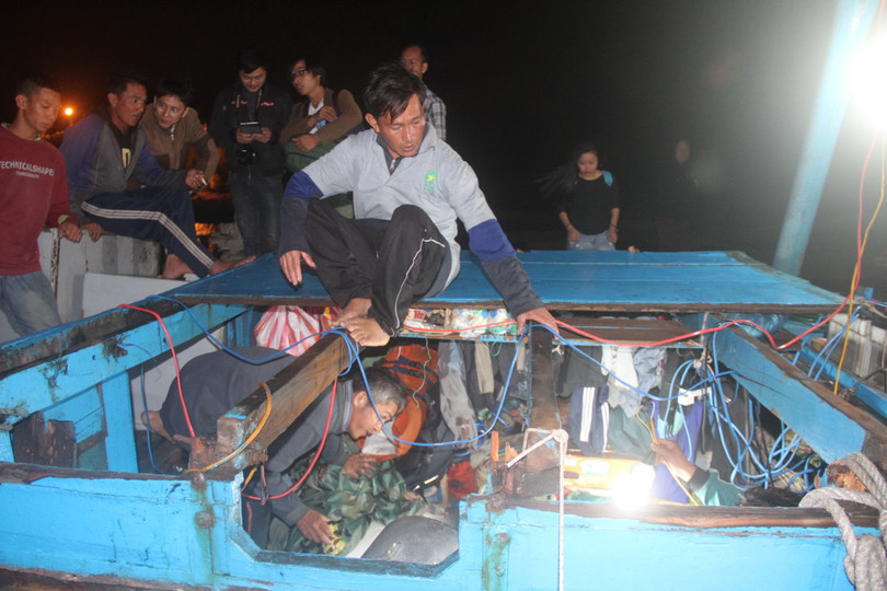 Tàu cá của ngư dân Việt Nam bị tàu Trung Quốc đâm hư hại nặng trên biển Hoàng Sa