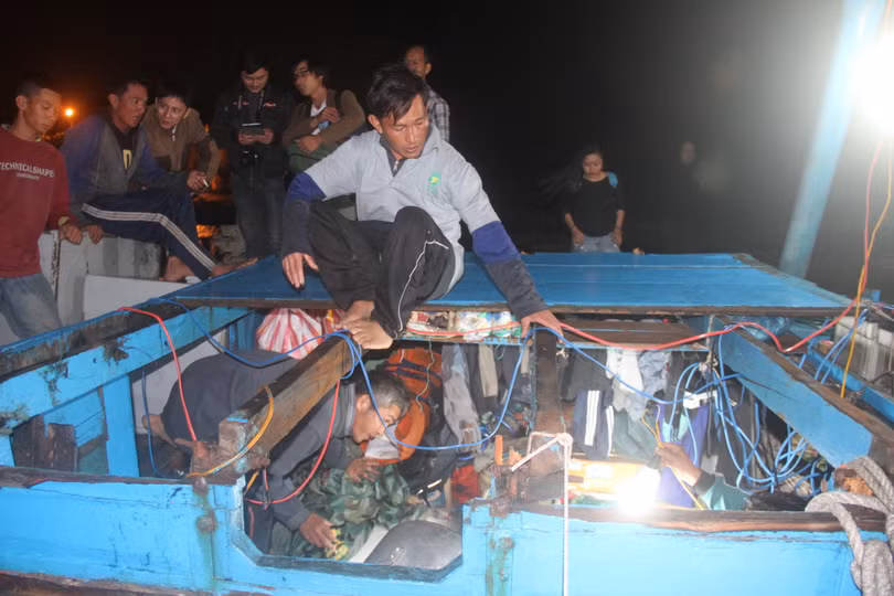 Con tàu bị nạn tàn tạ sau khi bị đâm. Nơi ngủ của ngư dân chỉ còn lại miếng ván ghép - Ảnh: Đoàn Cường