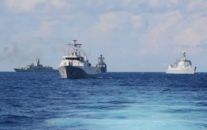 Các tàu chuyển đội hình từ hàng dọc sang hàng ngang