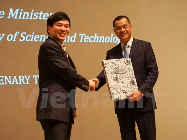 Giáo sư Murakami va Thứ trưởng Phạm Đại Dương. (Ảnh: Nguyễn Tuyến/Vietnam+)