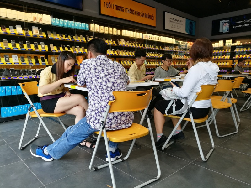 Bên trong cửa hàng mới toanh của Thế Giới Di Động: Đẹp, sang, ít nhân viên ảnh 8 Bên trong cửa hàng mới toanh của Thế Giới Di Động: Đẹp, sang, ít nhân viên ảnh 8