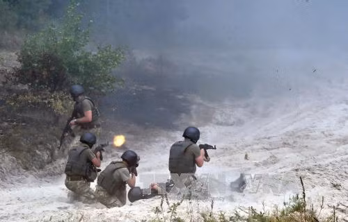 Binh sĩ Ukraine tham gia cuộc tập trận gần Ghytomyr, cách thủ đô Kiev khoảng 150 km về phía tây ngày 11/8. Ảnh: AFP-TTXVN