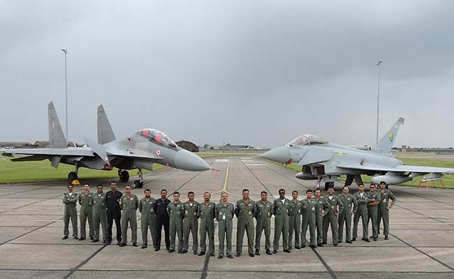 Đội IAF tham gia vào cuộcdiễn tập không chiếnchụp ảnh lưu niệm với Sukhoi Su-30 bên tráivà Typhoon bên phải.