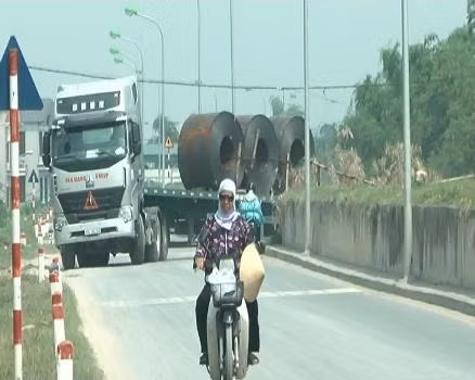 Một chiếc xe đầu kéo đi từ bãi tập kết qua cửa khẩu Phúc Lợi