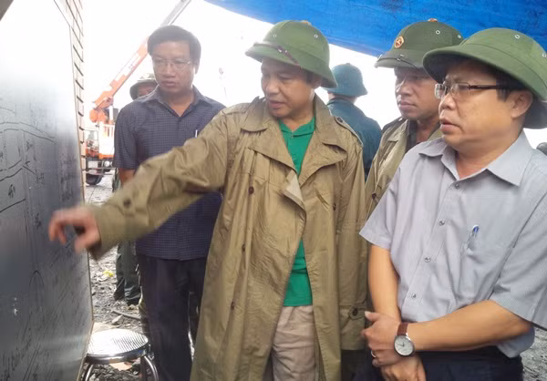 Phó Chủ tịch UBND tỉnh Đặng Huy Hậu có mặt tại hiện trường chỉ đạo cứu hộ cứu nạn. (Ảnh: Đài PTTH Quảng Ninh)