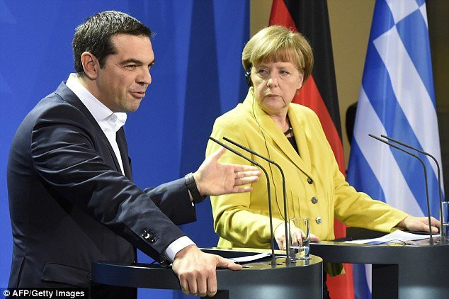 Bà Angela Merkel (trái) và thủ tướng Hi lạpAlexis Tsipras Ảnh:AFP