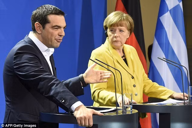 Bà Angela Merkel (trái) và thủ tướng Hi lạpAlexis Tsipras Ảnh:AFP