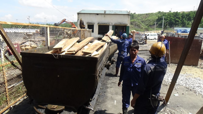 Gỗ được chất lên xe goòng để đưa xuống chống lò Gỗ được chất lên xe goòng để đưa xuống chống lò