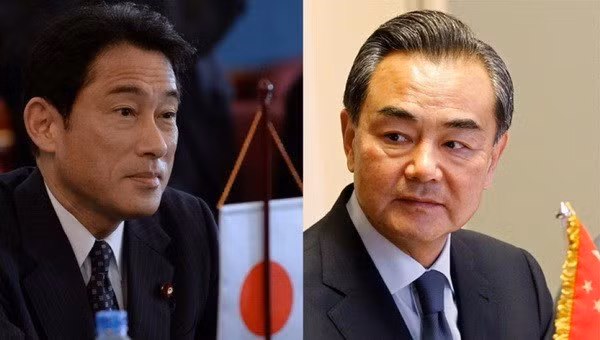 Ngoại trưởng Nhật Bản Fumio Kishida (trái) và người đồng cấp Trung Quốc Vương Nghị - Nguồn: Reuters