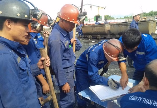 Dốc toàn lực tìm người mất tích vụ tai nạn lò than ảnh 2