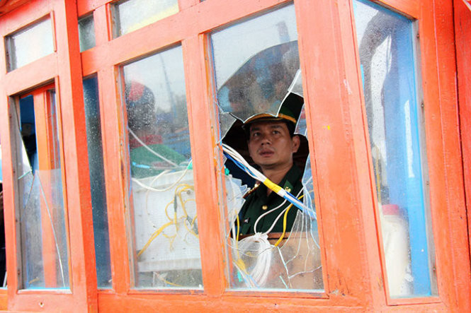 Cửa kính cabin tàu bị đập vỡ - Ảnh: TRẦN MAI