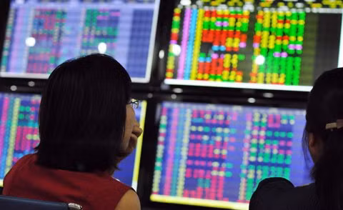 Cổ phiếu ngân hàng đồng loạt lao dốc, chứng khoán đỏ sàn