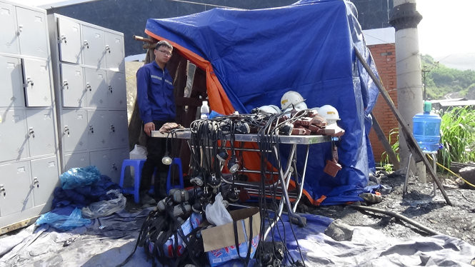 Các vật dụng đèn pin, mũ bảo hộ… trang bị cho công nhân xuống lò được tập kết tại vị trí gần lều chỉ huy Các vật dụng đèn pin, mũ bảo hộ… trang bị cho công nhân xuống lò được tập kết tại vị trí gần lều chỉ huy