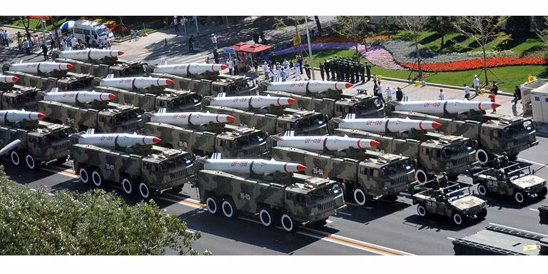 Đông Phong 15 tham gia diễu hành