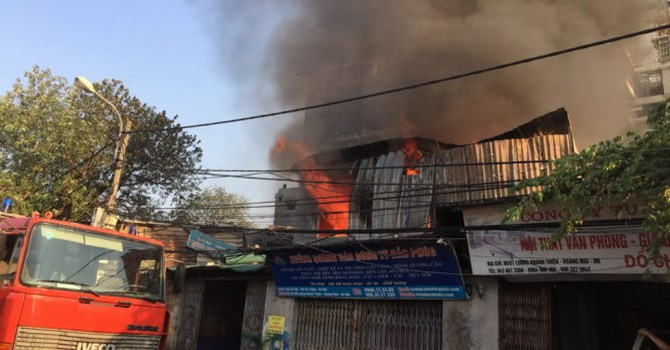 Khói và lửa bốc cao từ đám cháy.