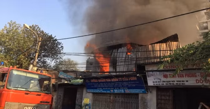 Khói và lửa bốc cao từ đám cháy.