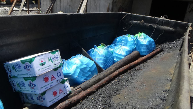 Hơn 200 suất ăn được chuyển xuống bằng xe goòng - Ảnh; ĐH Hơn 200 suất ăn được chuyển xuống bằng xe goòng - Ảnh; ĐH