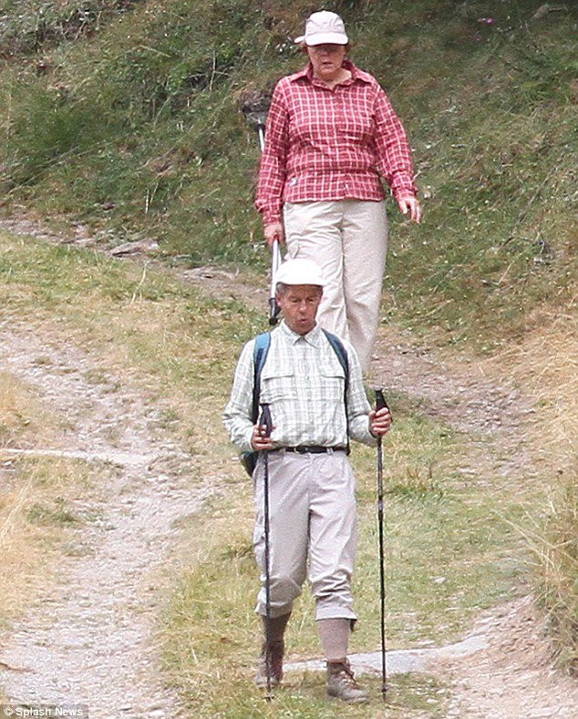 Thủ tướng Đức Anglea Merkel cùng phu quânJoachim Sauer cùng đi bộ ở núi AlpsẢnh:Daily Mail