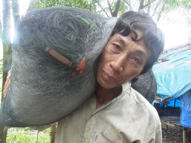 Sau khi xài hết tiền bán đất, ông Cao Ngọc An (ấp Bãi Vòng, xã Hàm Ninh) trở lại cuộc sống nghèo khó, bệnh tật, hằng ngày kiếm sống bằng từng chuyến biển - Ảnh: Tiến Trình