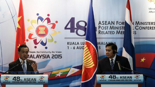 Ngoại trưởng Trung Quốc và người đồng nhiệm Thái Lan tại một cuộc họp báo trong khuôn khổ Hội nghị Ngoại trưởng ASEAN. Ảnh: AFP