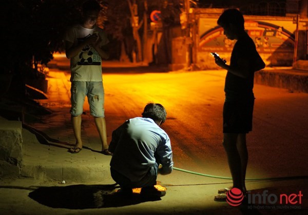 Người dân Hà Nội phải mua nước từ... xe rửa đường với giá “cắt cổ“ ảnh 5