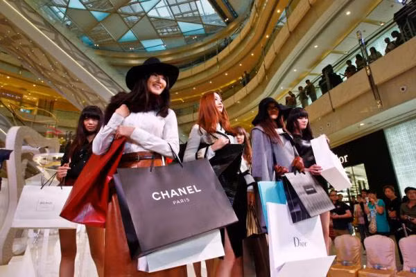 Giới trẻ siêu giàu mua sắm hàng hiệu