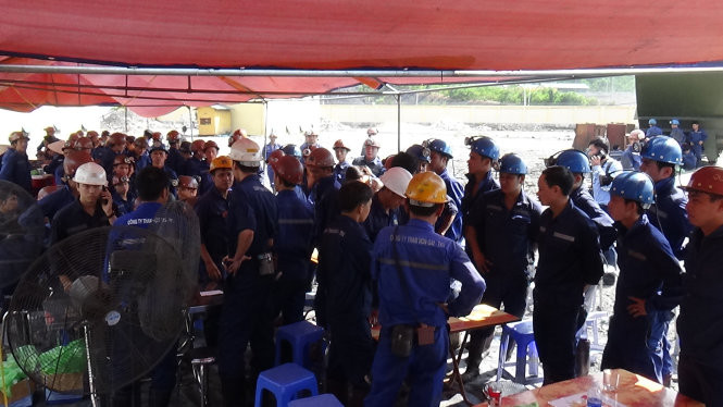 Gần trăm công nhân đã có mặt tại lán chỉ huy Gần trăm công nhân đã có mặt tại lán chỉ huy