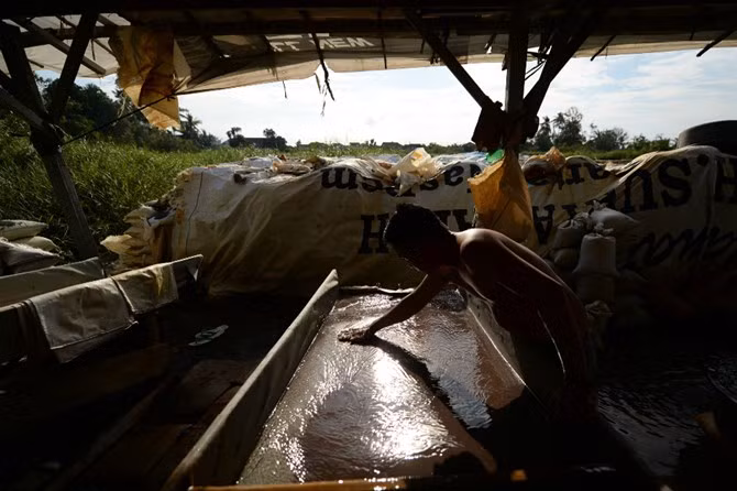 Bên trong mỏ khai thác thiếc lậu lớn nhất thế giới ảnh 8