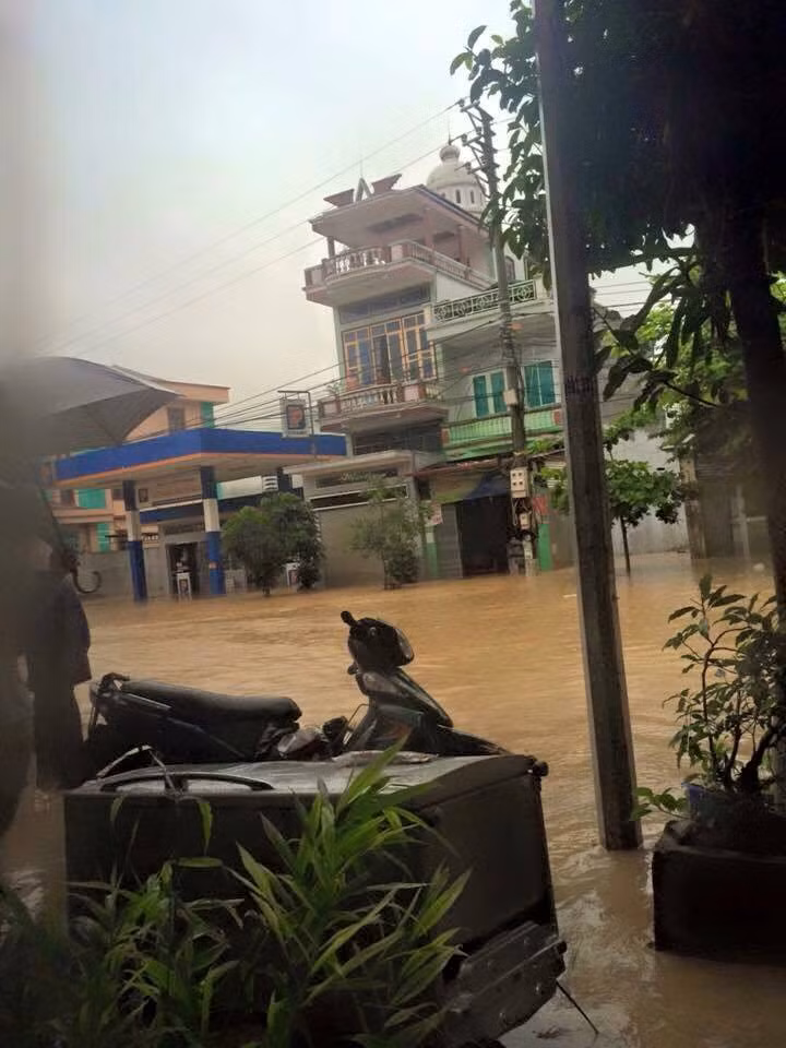 Vỡ đập ở Điện Biên, xe máy trôi khắp thị trấn ảnh 1