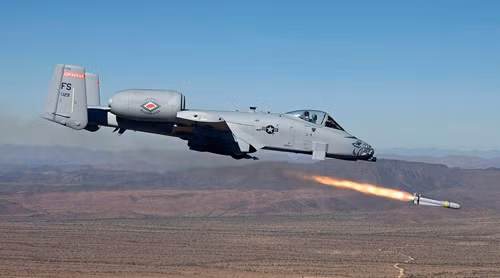 Cường kích A-10 phóng tên lửa yểm trợ bộ binh ở cự ly gần. Ảnh: Warthognews Cường kích A-10 phóng tên lửa yểm trợ bộ binh ở cự ly gần. Ảnh: Warthognews