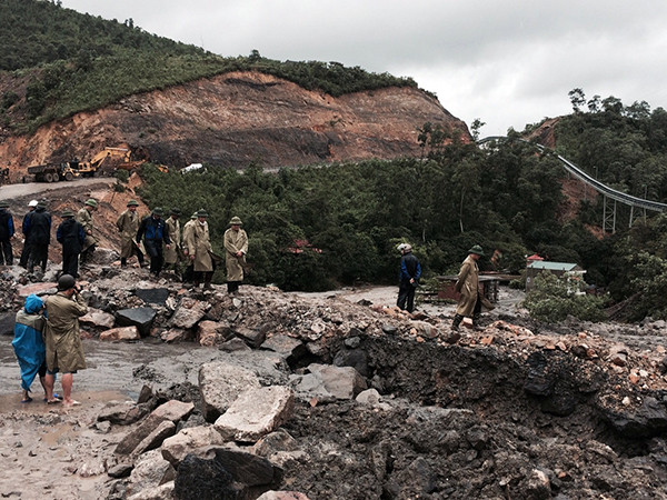 Sự an toàn của hàng vạn cư dân TP cẩm Phả phụ thuộc vào độ vững chắc của con đập chắn thải 790 do TKV quản lý. Sự an toàn của hàng vạn cư dân TP cẩm Phả phụ thuộc vào độ vững chắc của con đập chắn thải 790 do TKV quản lý.