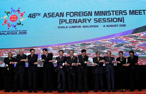 Đại diện từ các quốc gia thuộc ASEAN chụp ảnh chung trong phiên họp toàn thể Hội nghị Các ngoại trưởng ASEAN (AMM) tổ chức tại Trung tâm Thương mại Thế giới Putra, Kuala Lumpur, Malaysia, ngày 4/8. Ảnh: EPA.