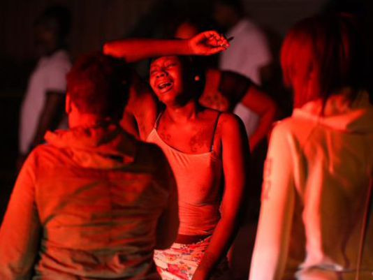 Đám đông hoảng loạn sau vụ xả súng - Ảnh: Rochester Democrat and Chronicle