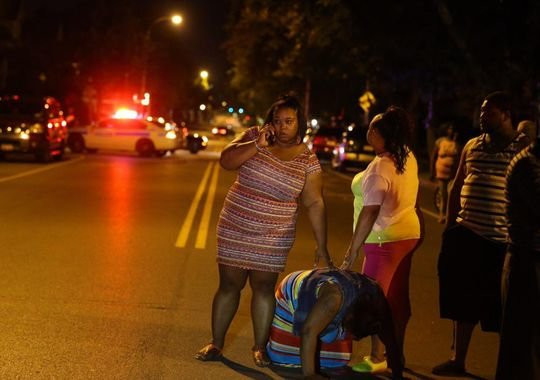 Người nhà nạn nhân suy sụp sau vụ tấn công - Ảnh: Rochester Democrat and Chronicle Người nhà nạn nhân suy sụp sau vụ tấn công - Ảnh: Rochester Democrat and Chronicle