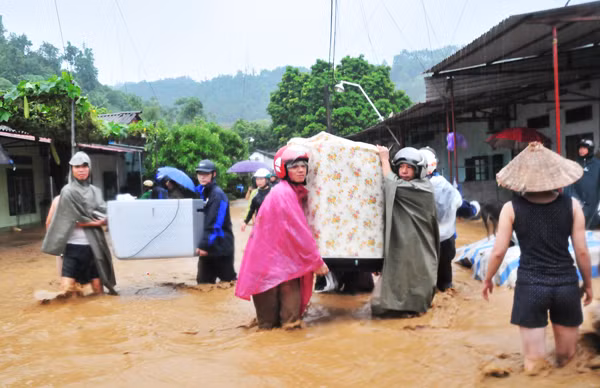 Lũ về trên suối Ngòi Đum, đoạn qua tổ 1A, thành phố Lào Cai. Hơn 40 nhà dân ở tổ 1A, phường Kim Tân bị ngập sâu trong nước lũ. Người dân đang di chuyển đồ đạc về nơi an toàn. Lực lượng chức năng có mặt kịp thời giúp người dân khắc phục hậu quả mưa lũ. Lũ trên suối Phìn Ngan Bát Xát lúc 7 giờ sáng nay. Ảnh: Ngọc Bằng Người dân xã Quang Kim khắc phục hậu quả do lũ lụt gây ra. Ảnh: Ngọc Bằng Hiện, lũ trên sông Hồng, đoạn qua TP. Lào Cai đang lên cao. Lũ về trên suối Ngòi Đum, đoạn qua tổ 1A, thành phố Lào Cai. Hơn 40 nhà dân ở tổ 1A, phường Kim Tân bị ngập sâu trong nước lũ. Người dân đang di chuyển đồ đạc về nơi an toàn. Lực lượng chức năng có mặt kịp thời giúp người dân khắc phục hậu quả mưa lũ. Lũ trên suối Phìn Ngan Bát Xát lúc 7 giờ sáng nay. Ảnh: Ngọc Bằng Người dân xã Quang Kim khắc phục hậu quả do lũ lụt gây ra. Ảnh: Ngọc Bằng Hiện, lũ trên sông Hồng, đoạn qua TP. Lào Cai đang lên cao.