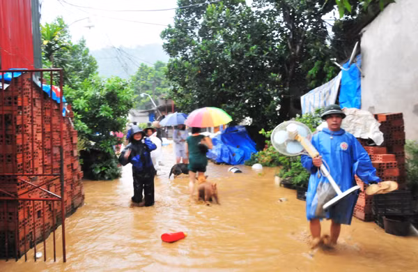 Lũ về trên suối Ngòi Đum, đoạn qua tổ 1A, thành phố Lào Cai. Hơn 40 nhà dân ở tổ 1A, phường Kim Tân bị ngập sâu trong nước lũ. Người dân đang di chuyển đồ đạc về nơi an toàn. Lực lượng chức năng có mặt kịp thời giúp người dân khắc phục hậu quả mưa lũ. Lũ trên suối Phìn Ngan Bát Xát lúc 7 giờ sáng nay. Ảnh: Ngọc Bằng Người dân xã Quang Kim khắc phục hậu quả do lũ lụt gây ra. Ảnh: Ngọc Bằng Hiện, lũ trên sông Hồng, đoạn qua TP. Lào Cai đang lên cao. Lũ về trên suối Ngòi Đum, đoạn qua tổ 1A, thành phố Lào Cai. Hơn 40 nhà dân ở tổ 1A, phường Kim Tân bị ngập sâu trong nước lũ. Người dân đang di chuyển đồ đạc về nơi an toàn. Lực lượng chức năng có mặt kịp thời giúp người dân khắc phục hậu quả mưa lũ. Lũ trên suối Phìn Ngan Bát Xát lúc 7 giờ sáng nay. Ảnh: Ngọc Bằng Người dân xã Quang Kim khắc phục hậu quả do lũ lụt gây ra. Ảnh: Ngọc Bằng Hiện, lũ trên sông Hồng, đoạn qua TP. Lào Cai đang lên cao.