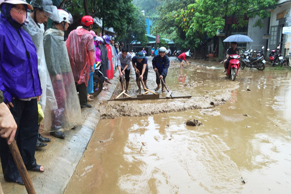 Lũ về trên suối Ngòi Đum, đoạn qua tổ 1A, thành phố Lào Cai. Hơn 40 nhà dân ở tổ 1A, phường Kim Tân bị ngập sâu trong nước lũ. Người dân đang di chuyển đồ đạc về nơi an toàn. Lực lượng chức năng có mặt kịp thời giúp người dân khắc phục hậu quả mưa lũ. Lũ trên suối Phìn Ngan Bát Xát lúc 7 giờ sáng nay. Ảnh: Ngọc Bằng Người dân xã Quang Kim khắc phục hậu quả do lũ lụt gây ra. Ảnh: Ngọc Bằng Hiện, lũ trên sông Hồng, đoạn qua TP. Lào Cai đang lên cao.