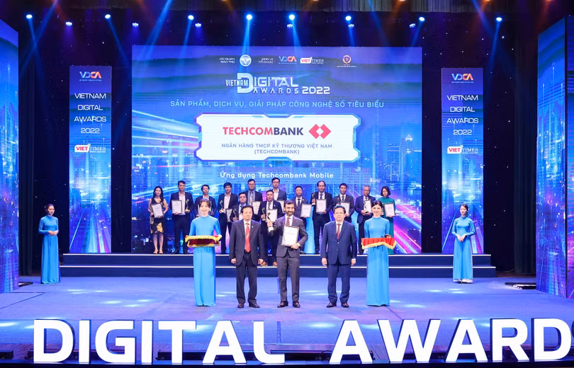 Chủ tịch Danh dự VDCA Lê Doãn Hợp trao cúp và chứng nhận cho các doanh nghiệp, tổ chức tại đạt Giải thưởng Chuyển đổi số Việt Nam - Vietnam Digital Awards 2022.