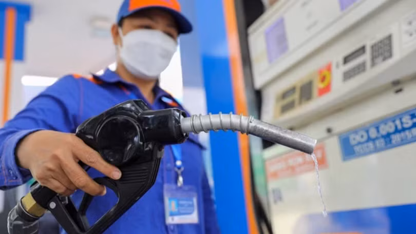 Giá xăng tăng mạnh, lên hơn 22.000 đồng/lít