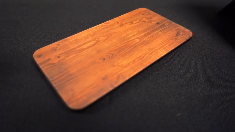 Tấm kính cường lực mô phỏng chất liệu gỗ cho smartphone. Ảnh: Mashable