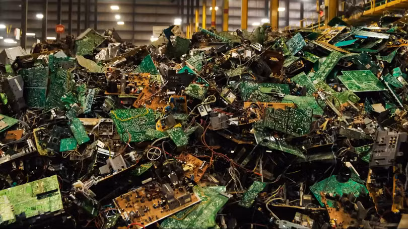 Rác thải điện tử được phân loại trong một cơ sở tại Massachusetts. Ảnh: TheVergeScience