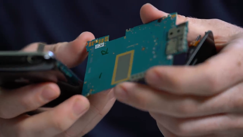 Bo mạch của một chiếc iPhone cũ cũng chưa nhiều kim loại quý. Ảnh: TheVergeScience