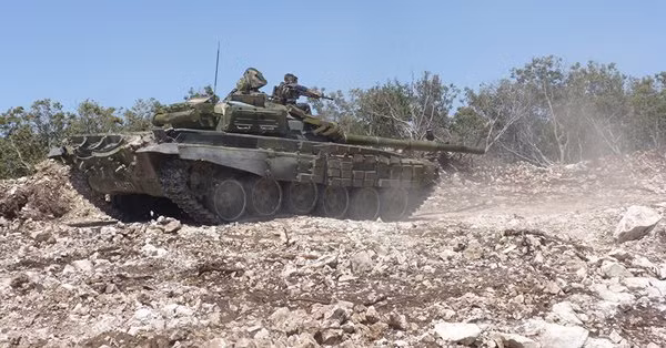 Xe tăng quân đội Syria tiến công trên vùng thung lũng Beit Jinn