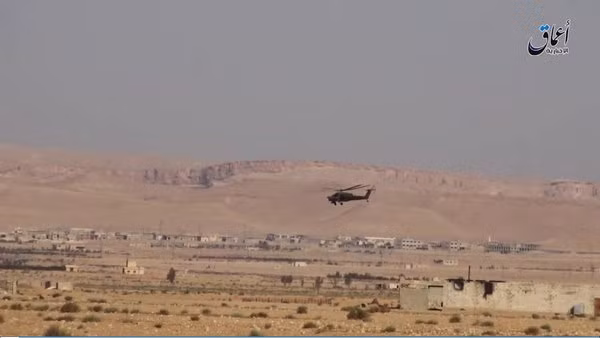 Trực thăng tấn công Mi-28N trên chiến trường Palmyra - ảnh video trang Amaq của IS