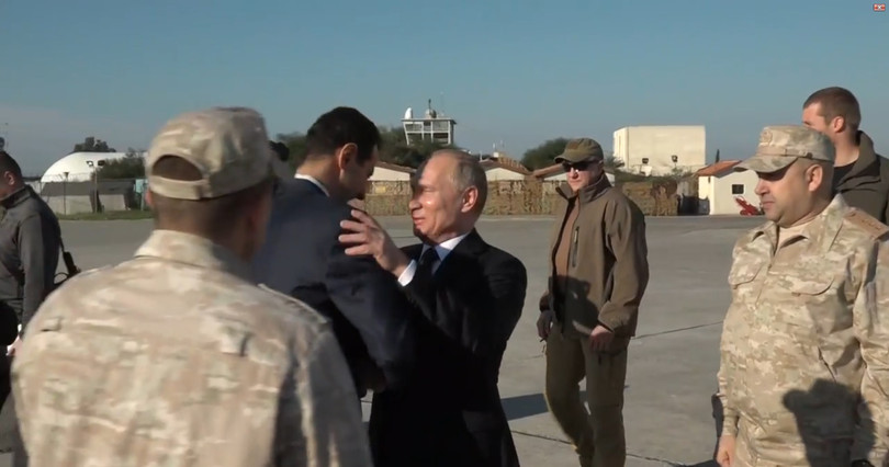 Tổng thống Nga Vladimir Putin đã gặp Tổng thống Syria Bashar al-Assad trong một chuyến thăm bất ngờ căn cứ không quân Nga Khmeimim - ảnh minh họa video